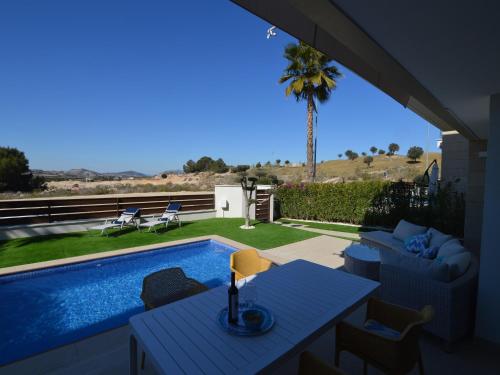 Πισίνα στο ή κοντά στο Sunny Villa with Fenced Garden