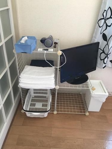 un ordinateur installé sur une étagère dans une pièce dans l'établissement Utopia Wakamiya 106 / Vacation STAY 5141, à Fukuoka