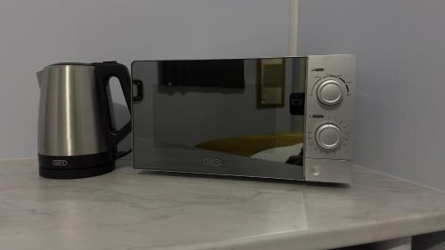 Tetera y cafetera en O'Meara Overnight Rooms