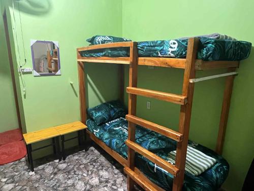 En eller flere køjesenge i et værelse på Zia's HomestayRoom3