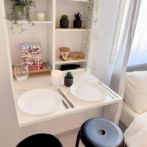 a bathroom with two white sinks in a room at ארץ מדבר - יחידת אירוח בבאר אורה in Beʼer Ora