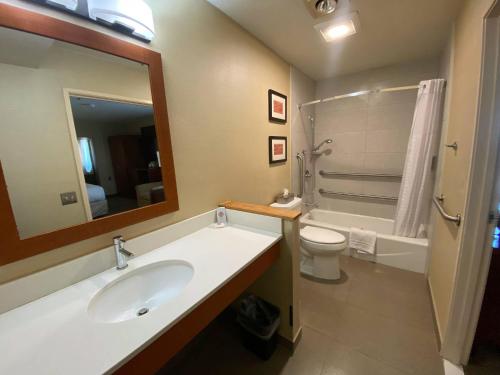 Ένα μπάνιο στο Comfort Inn Rutland - Killington