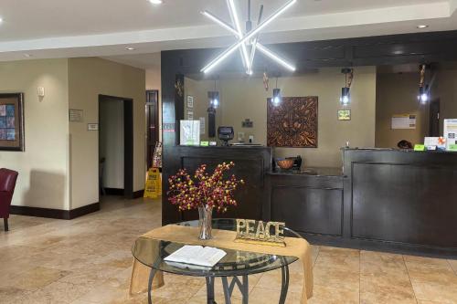 a waiting room with a table with flowers on it at Rodeway Inn & Suites in Winnfield