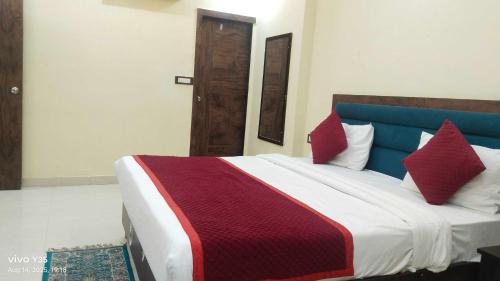 Una cama o camas en una habitación de Hotel O Luxe Paradise