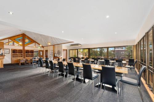 een grote eetkamer met een lange tafel en stoelen bij Comfort Inn & Suites Riverland in Barmera