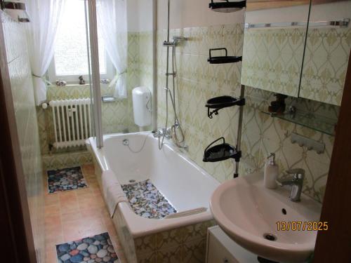 Ένα μπάνιο στο Ferienwohnung Weserperle