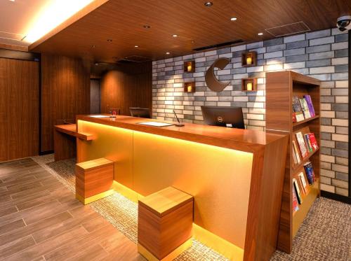 un ufficio con una scrivania e un computer portatile di Comfort Inn Tokyo Roppongi a Tokyo