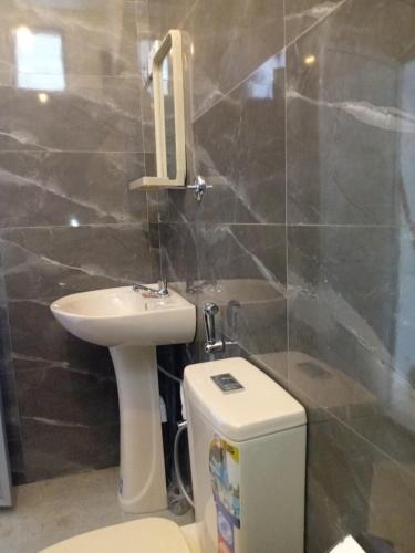 キャンディにあるKandy Golden Breezeのトイレと洗面台付きのバスルーム