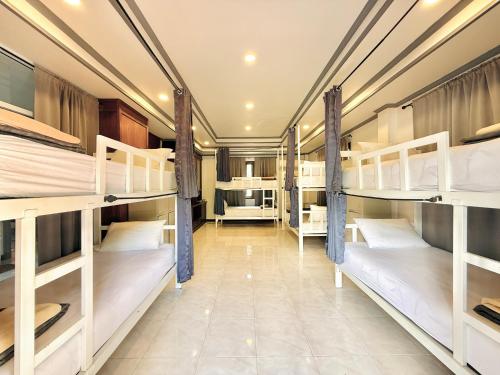 Ένα ή περισσότερα κρεβάτια σε δωμάτιο στο Chill Inn Lipa Noi Hostel and Beach Cafe