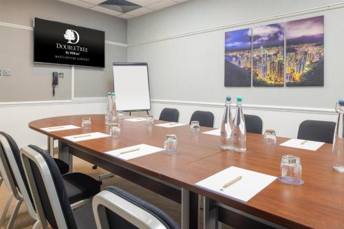 Zona business o sala conferenze di DoubleTree by Hilton Manchester Airport