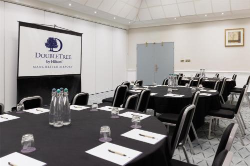 Zona business o sala conferenze di DoubleTree by Hilton Manchester Airport