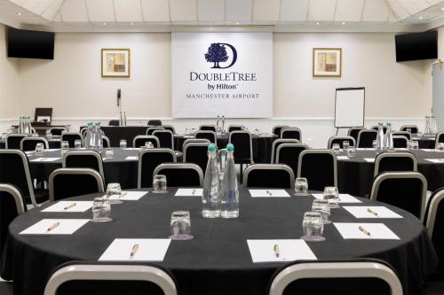 Zona business o sala conferenze di DoubleTree by Hilton Manchester Airport