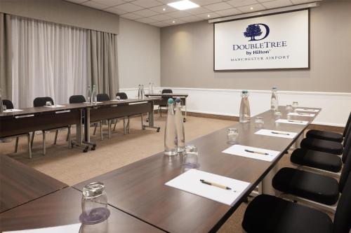Zona business o sala conferenze di DoubleTree by Hilton Manchester Airport