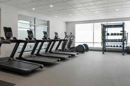 Fitness centrum a/nebo fitness zařízení v ubytování Tru By Hilton Kearney