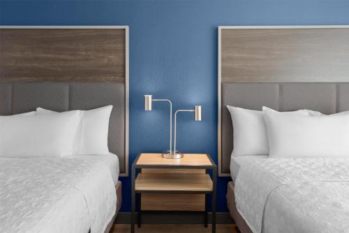 Postel nebo postele na pokoji v ubytování Tru By Hilton Kearney