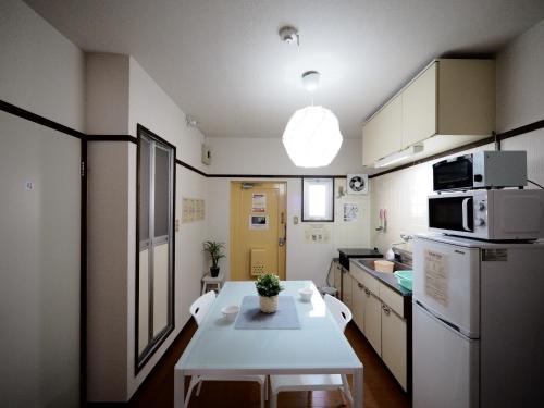 別府市にあるLiving CUBE Beppu Station / Vacation STAY 54924の小さなキッチン(白いテーブル、冷蔵庫付)