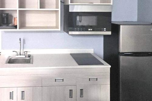 Кухня или мини-кухня в Suburban Studios Christiansburg - Blacksburg
