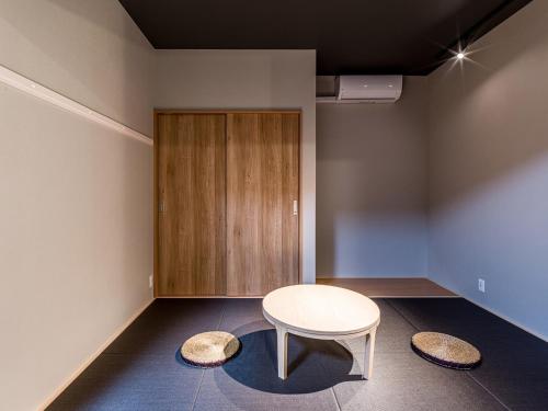 Zimmer mit einem weißen Tisch und 2 Stühlen in der Unterkunft Rakuten STAY MOTEL Kujukurihama Katakai 203 1LDK with BBQ terrace in Kujukuri