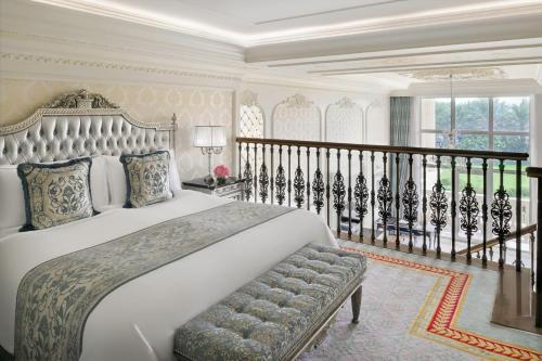 Кровать или кровати в номере Raffles The Palm