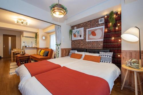 札幌市にあるRest 52 - Vacation STAY 12217のレンガの壁、大きなベッド付きのベッドルーム1室