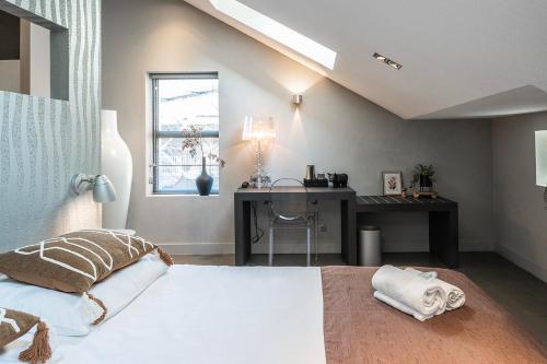 Кровать или кровати в номере Fresh Modern Suite, Close To City Hotspots