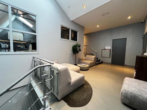 Гостиная зона в Fresh Modern Suite, Close To City Hotspots