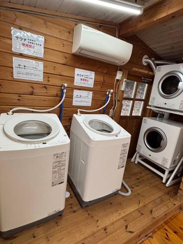 a room with two washing machines and a microwave at SAUNA Log Village富津岬 in Futtsu
