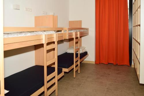 a room with bunk beds in a room at Casa Ametza in Brasschaat