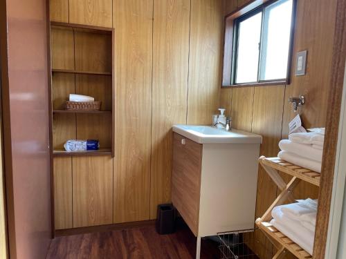 a bathroom with a sink and a mirror at ＡＴＴＡ ＨＯＴＥＬ ＫＡＭＡＫＵＲＡ - Vacation STAY 33593v in Kamakura