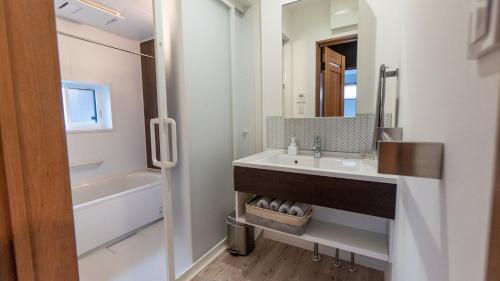 Ένα μπάνιο στο Mountain Stream Apartments / Vacation STAY 78855