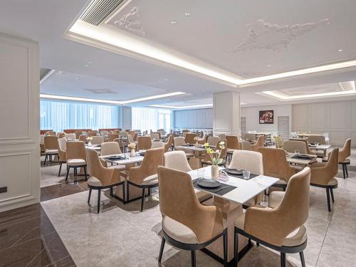 Ein Sitzbereich in der Unterkunft Vienna International Hotel--Free Shuttle Service to East Gate of forest park,Free Chinese-western Breakfast,Free Freah Coffee,Free Self-Service Laundry & Drying, Attraction Tickets Serivce in advance