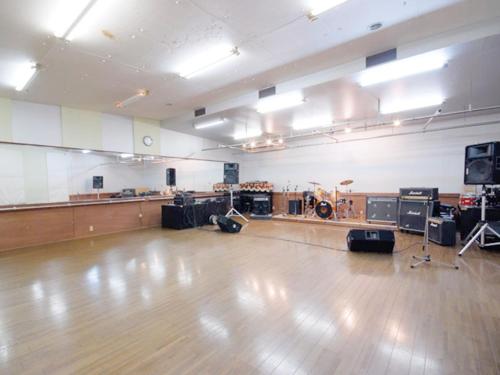 an empty room with a dance floor and equipment at olive no sato vingh four eyes shodoshima - Vacation STAY 85255 in Kusakabe