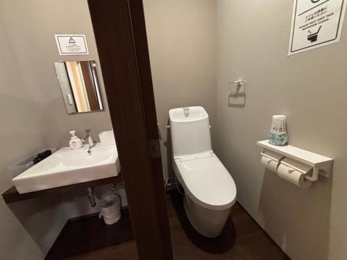 a bathroom with a toilet and a sink at 又楽坊 Matarakubou in Fujiyoshida