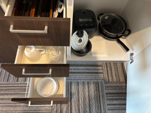 a cupboard with a pot and dishes on it at 又楽坊 Matarakubou in Fujiyoshida