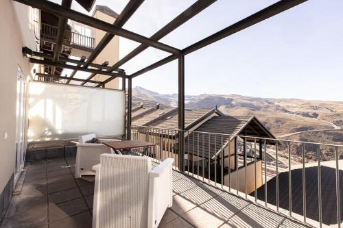 un balcon avec vue sur une montagne dans l'établissement Moraima parking incluido, à Sierra Nevada