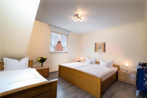 Un pat sau paturi într-o cameră la Gasthof Pension und Fewos Zur Zweere