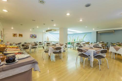 A restaurant or other place to eat at Tri Hotel Smart Caxias