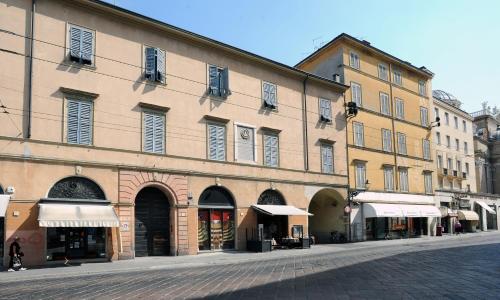 um grande edifício numa rua numa cidade em B&B Opera em Parma