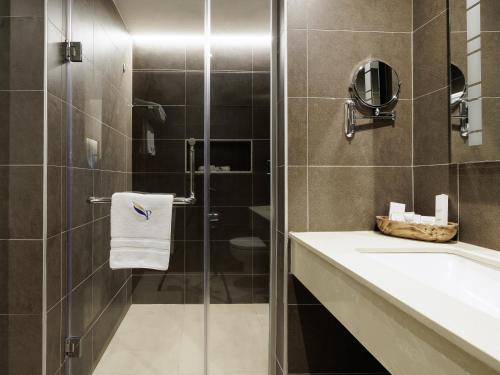 Bilik mandi di PrideInn Westlands Luxury Boutique Hotel