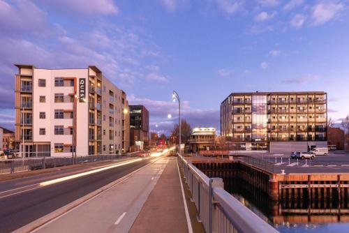 eine Stadtstraße mit Gebäuden und Autos auf der Straße in der Unterkunft Quest Port Adelaide in Adelaide