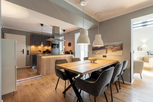 a kitchen and dining room with a wooden table and chairs at Ferienwohnung 2 K20 in Borkum