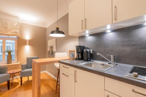 ボルクムにあるLogierhaus K15 Appartement 9 Plusのシンクとカウンタートップのあるキッチン