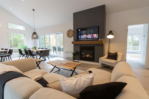 Μια τηλεόραση ή/και κέντρο ψυχαγωγίας στο New chalet with spa and sauna - Le NaturOzen