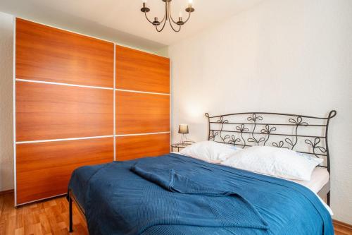 Postel nebo postele na pokoji v ubytování Comfy 1BR Apartment