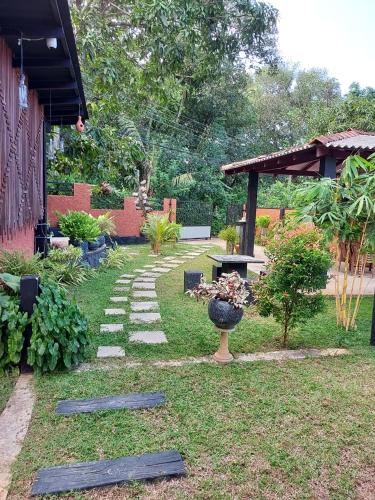 Κήπος έξω από το Dhanashi Villa Talalla
