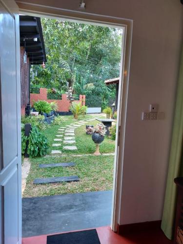 Κήπος έξω από το Dhanashi Villa Talalla