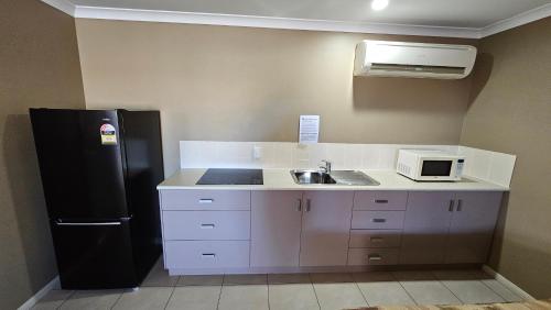 Dapur atau dapur kecil di Cosmos Country Motor Inn