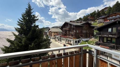 ベットマーアルプにあるBergquelle 2. OGの湖のある町の景色を望むバルコニー