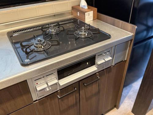 a stove top oven sitting on top of a kitchen counter at 一棟貸し宿 ｍａｉｃｃａ in Numazu