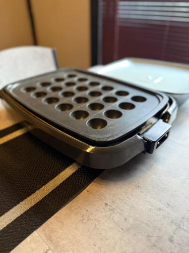 a metal tray sitting on top of a table at 一棟貸し宿 ｍａｉｃｃａ in Numazu